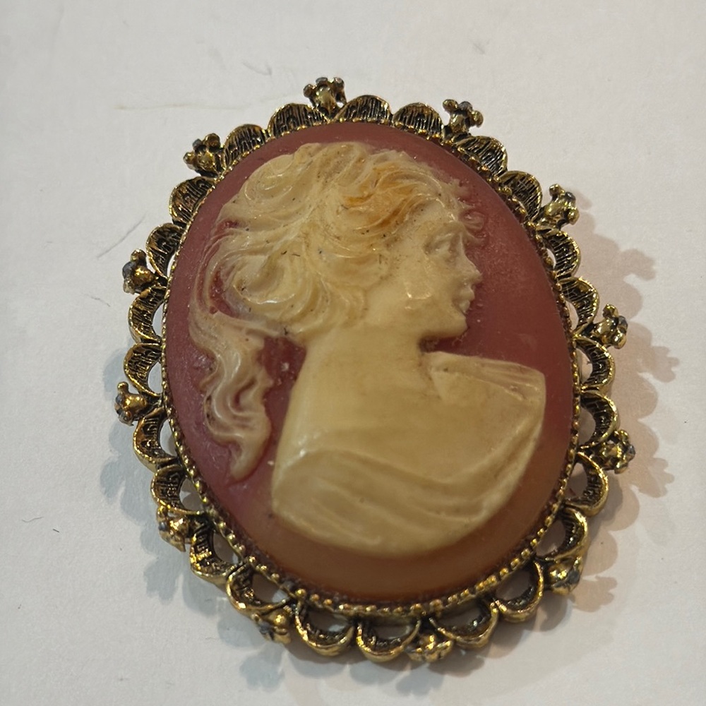 Gerrys Vintage Cameo Brooch/Pendant in Gold and Cream